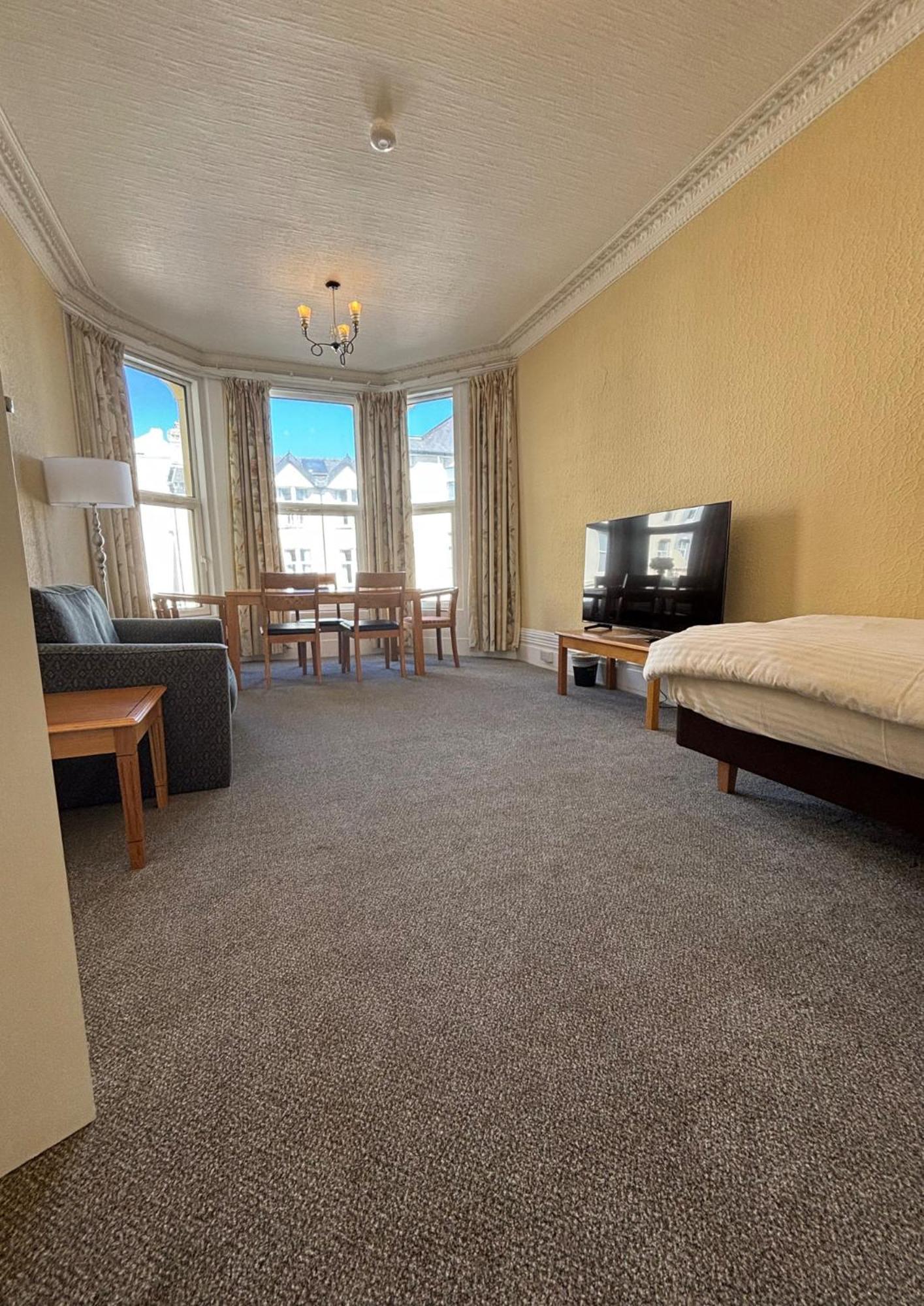 Welbeck Hotel & Apartments Дъглас Екстериор снимка