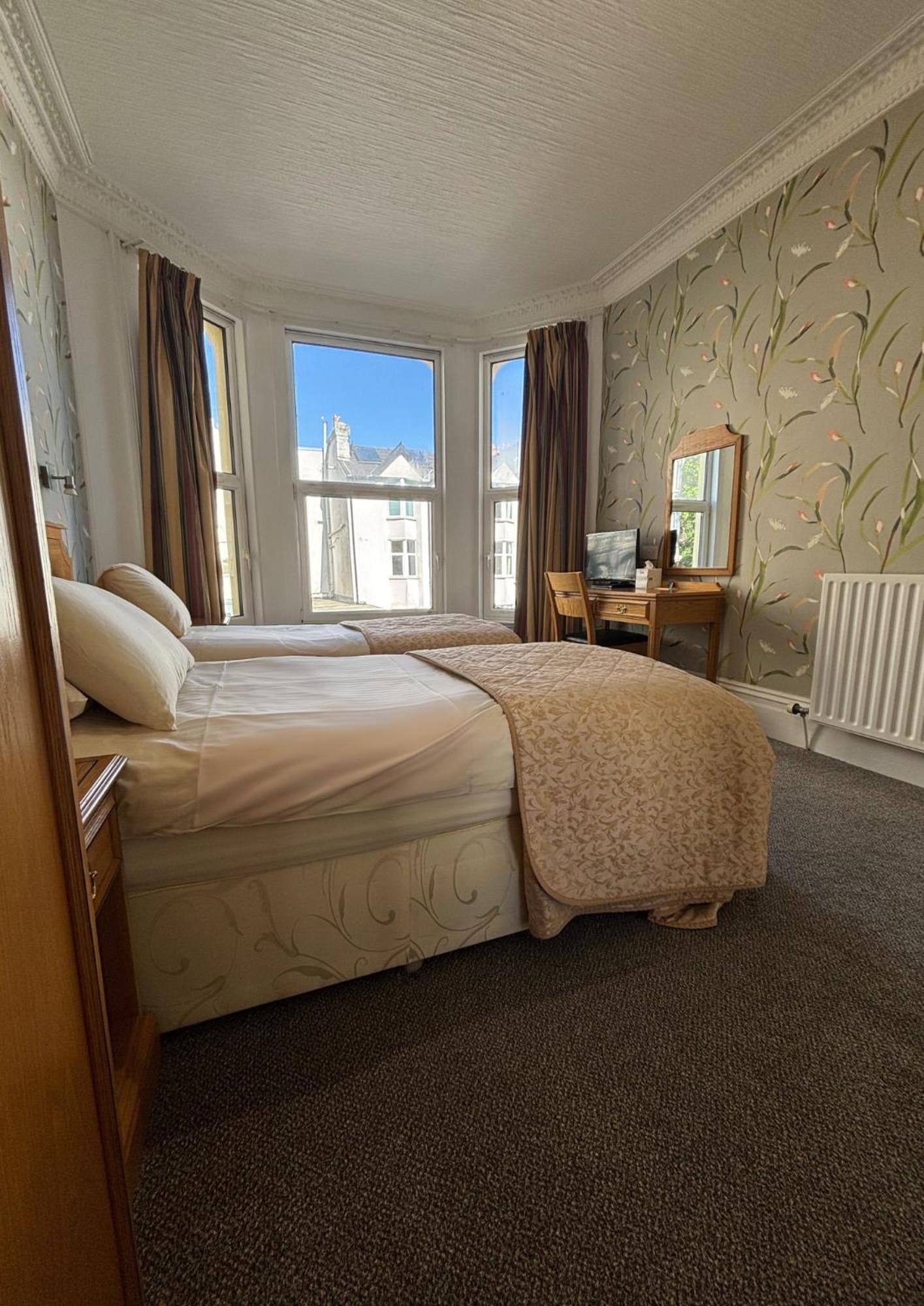 Welbeck Hotel & Apartments Дъглас Екстериор снимка